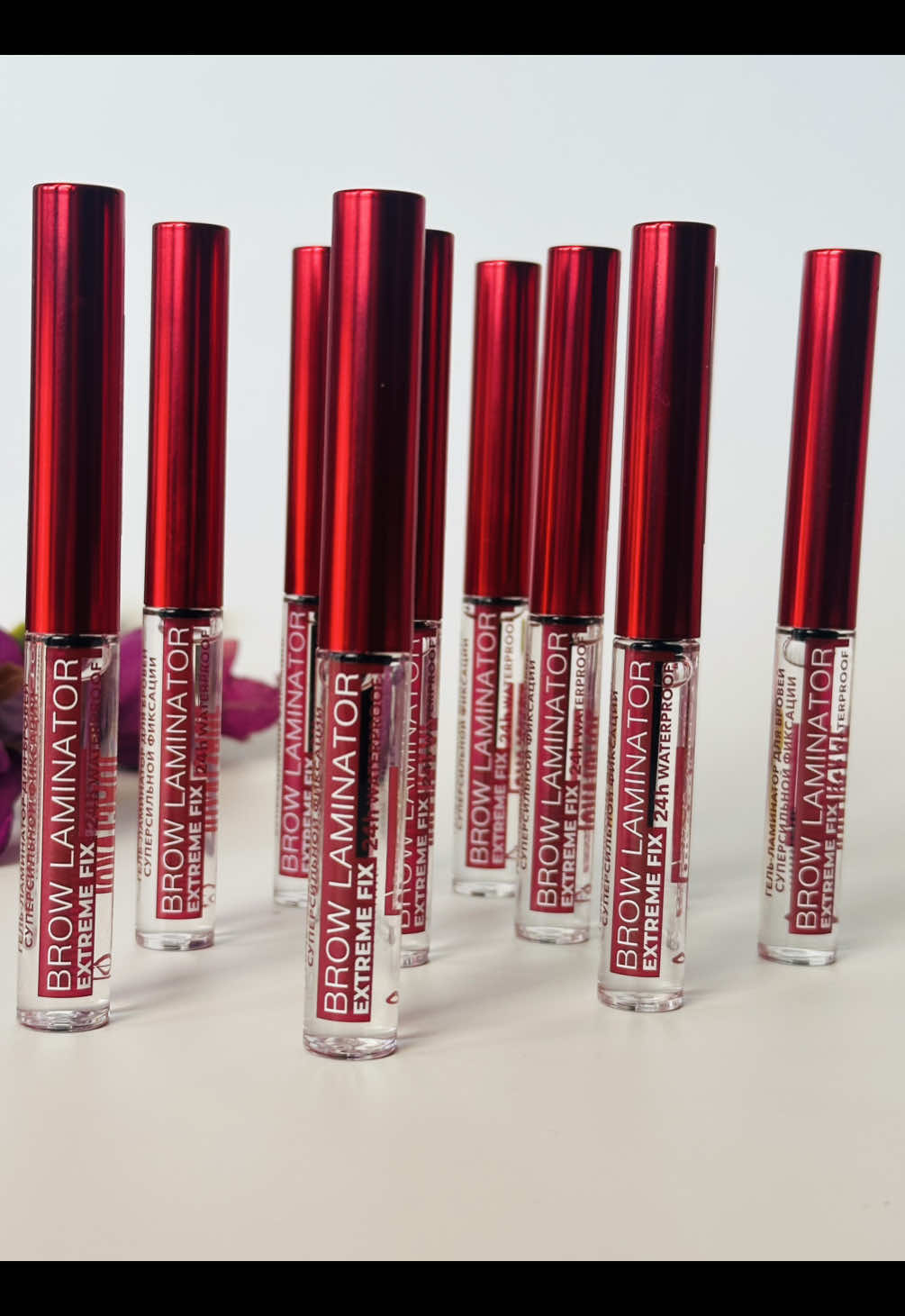 ГЕЛЬ-ЛАМИНАТОР ДЛЯ БРОВЕЙ СУПЕРСИЛЬНОЙ ФИКСАЦИИ BROW LAMINATOR & EXTREME FIX 24H WATERPROOF Экстремальная фиксация на 24 часа с эффектом ламинирования Эргономичная тонкая щёточка с коротким упругим ворсом набирает оптимальное количество геля, равномерно распределяет его, легко моделирует любую форму бровей. Прозрачная текстура геля обеспечивает суперсильную фиксацию бровей без ощущения липкости и утяжеления, не склеивает волоски, быстро высыхает, не оставляет белого налёта. Водостойкая формула геля сохранит укладку бровей в идеальном состоянии в условиях повышенной влажности или при контакте с водой. Д-пантенол и глицерин в составе оказывают увлажняющее действие на волоски, придает им мягкость, шелковистость, защищают от сухости и ломкости. #Бельцы #cosmeticacapriz #фиксатордлябровей #luxvisage #гельдлябровейluxvisage #ламинированиебровей 