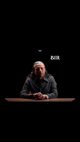 Peki, seni sen olmaktan uzaklaştıran birine “aşk” demek ne kadar doğru sence? Sevdiğin insan uğruna değişmek, bazen farkında olmadan kendinden ödün vermek demektir. Onun beğenisini kazanmak, daha çok sevilmek ya da ilişkini korumak adına bazı alışkanlıklarını, düşüncelerini hatta hayallerini bile değiştirebilirsin. Bu değişim eğer seni daha iyi bir versiyonuna götürüyorsa anlamlı olabilir; ama kendini kaybetmeye başlıyorsan, bu aşk değil fedakarlık adı altında kendine ihanet olur. Unutma, seni gerçekten seven biri, seni sen olduğun için sever. #motivasyon #motivasyonvideoları #başarı #motivasyonsözü #replik #disiplin #hayat #motivation #kişiselgelişim