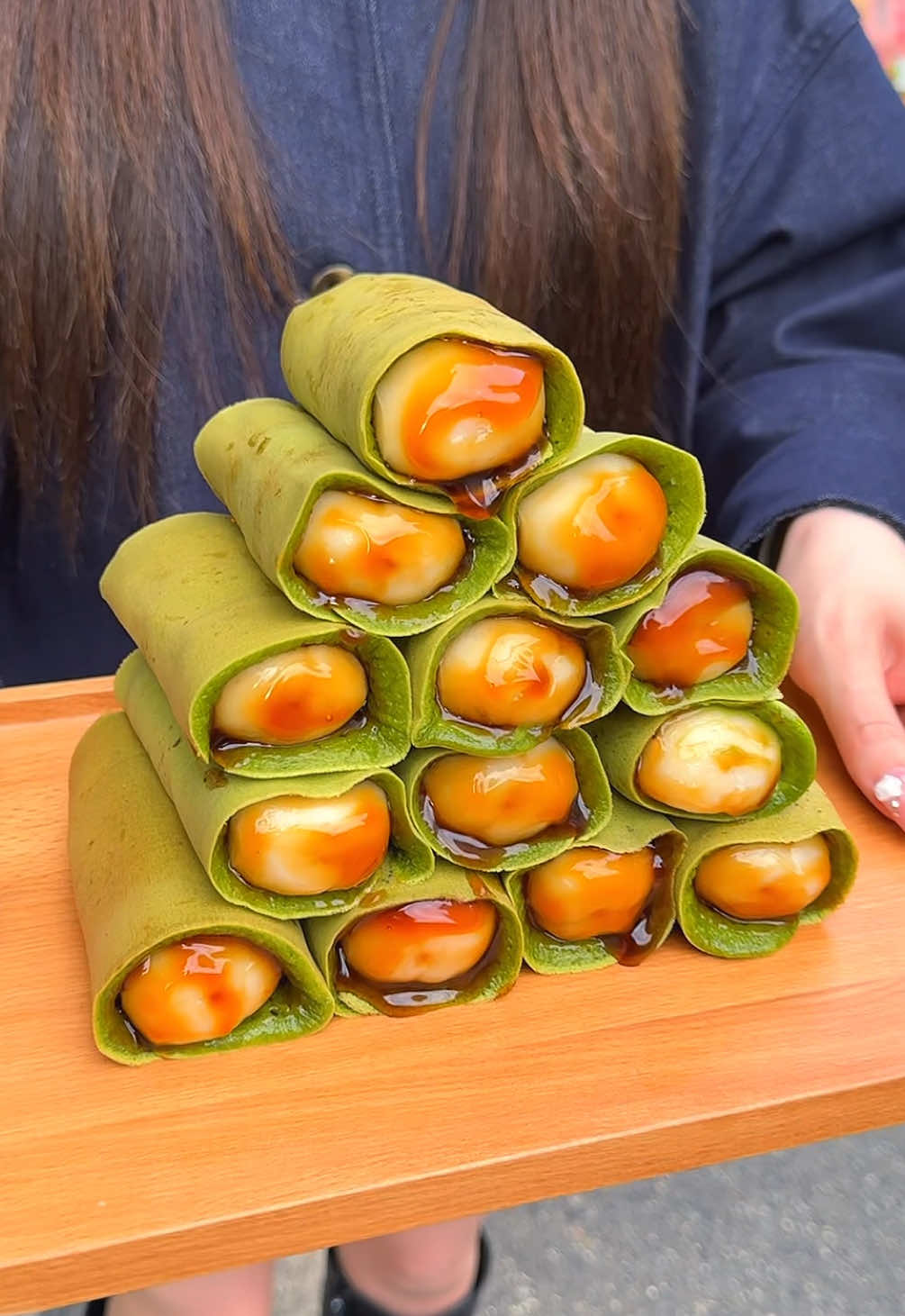 大阪新名物の濃厚みたらし団子入り抹茶あん巻き🍵 1枚ずつ丁寧に手焼きしたあん巻きの中にあるのはもっちもちのみたらし団子！ お団子がかなり大きめだから1つ食べたらお腹いっぱいなるくらいのボリュームがあった🍡 普段は大阪にしかないお店だけど、4/16から1週間、新宿高島屋で開催するグルメイベント「春の美味コレクション」でもここのあん巻きが食べられる！ ㅤㅤㅤㅤㅤㅤㅤㅤㅤㅤㅤㅤㅤ 📍大阪「和果 北堀江店」 #大阪グルメ #東京グルメ #新宿グルメ #matcha #japanesefood 