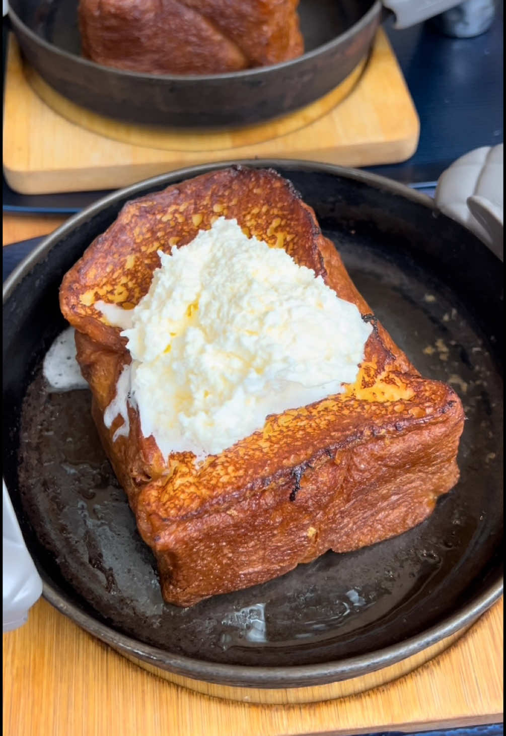 《東京で1番行列を作る飲めるフレンチトースト(The drinkable French toast that has the most lines in Tokyo)》 【店名(StoreName)】  THE FRONT ROOM 【場所(Place)】 東京都 東京駅 Marunouchi Building 1F, 2-4-1 Marunouchi, Chiyoda-ku, Tokyo 【メニュー(Menu)】 ホイップバターとメープルシロップのフレンチトースト ¥1,496(税込) French toast with whipped butter and maple syrup ¥1,496 (tax included) 【その他詳細(OtherInfomation)】 今日ご紹介するのは東京丸の内にある「THE FRONT ROOM」！ ふわふわなフレンチトーストから溶けたホイップがとろけ出す！ホイップバターの塩気とフレンチトーストの甘さが絶妙なバランス！中までしみてるから噛まなくても飲めちゃう！甘党の人にはぜひおすすめ！ Today we're introducing 