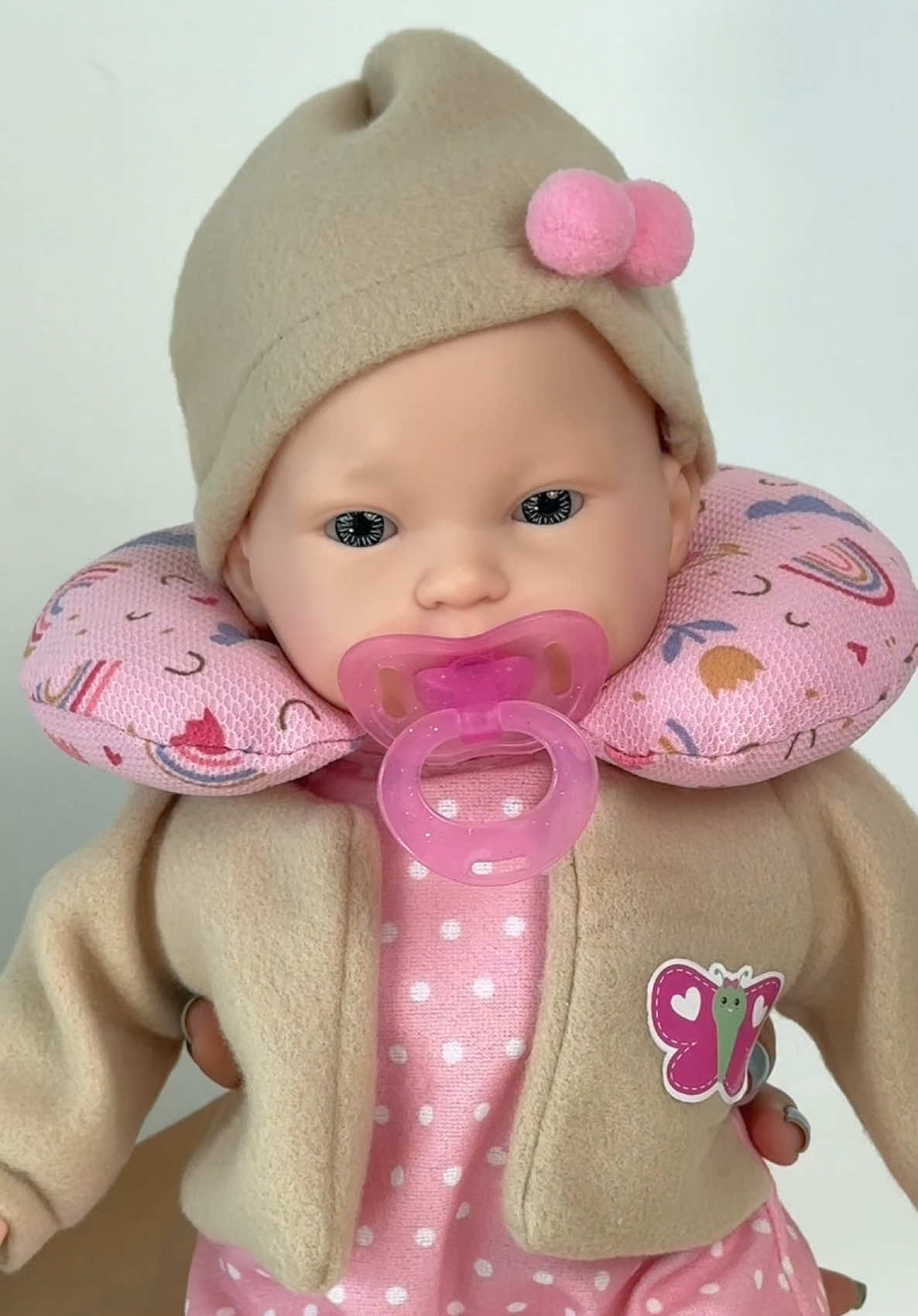 ✨ Conheça a nova Fiorella: uma companheira cheia de amor e acessórios fofíssimos! 💖 Ela vem com mamadeira, chupeta, ursinho de pelúcia e uma almofada perfeita para viagens! 🧸 🍼💤 Pronta para viver grandes aventuras com você! 🌈 #lançamentocotiplás2025 #BonecaFiorella #brincarécoisaséria #novidades #boneca #AventuraComFiorella