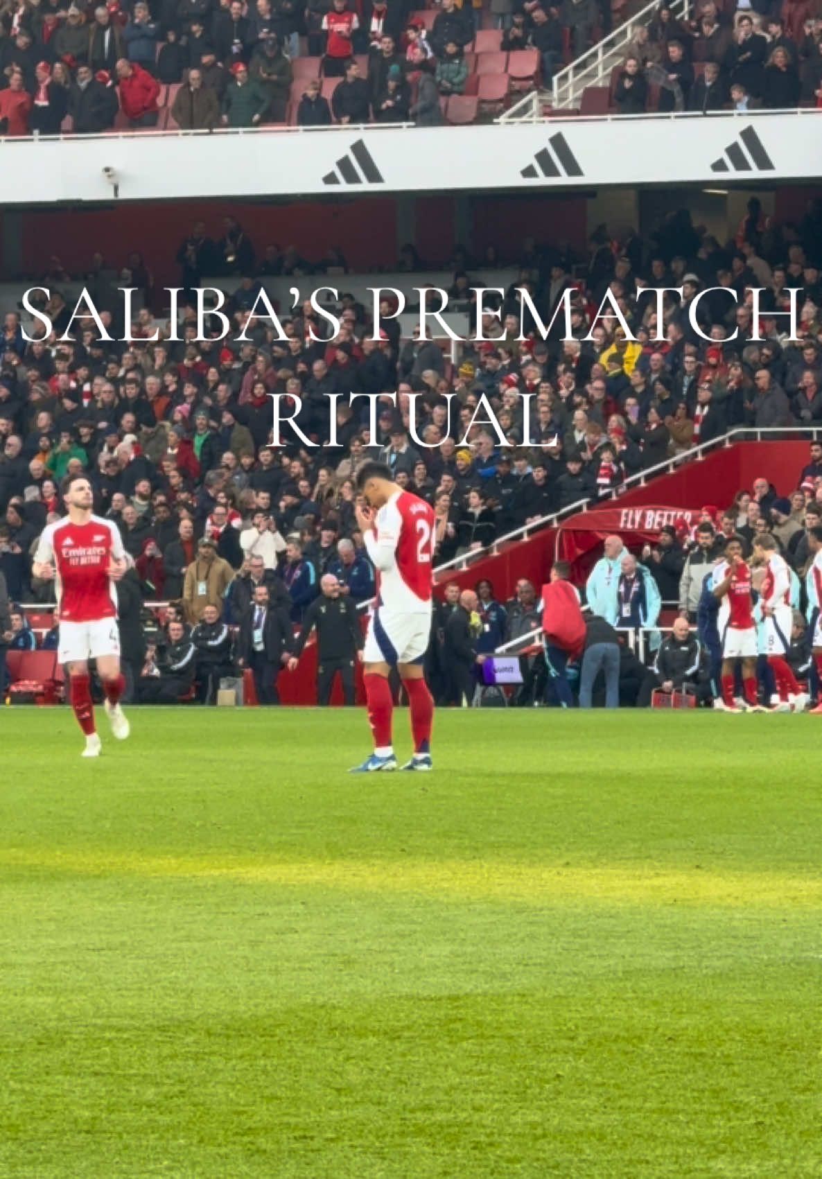 William Saliba’s pre-match ritual! Watch as he takes a moment to pray on the pitch before joining his teammates. #Arsenal #Saliba #PrematchRitual