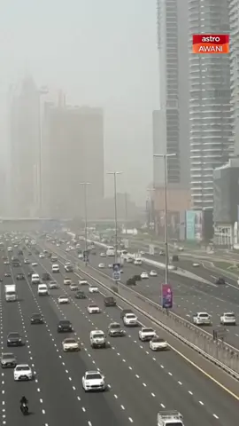 Keadaan di bandar Dubai, Emiriah Arab Bersatu yang dilanda ribut pasir pada Rabu. Debu yang memenuhi udara mengurangkan penglihatan orang ramai terutama kepada pengguna jalan raya. Pusat Meteorologi Nasional di UAE mengeluarkan amaran mengenai kualiti udara, yang digambarkan sebagai berbahaya terutama di kawasan lapang. #AWANInews