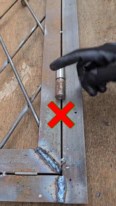 Not all welders know how to properly install iron door hinges so they don't slip. #welding #welder #fabrication #metalwork #tipsandtricks 