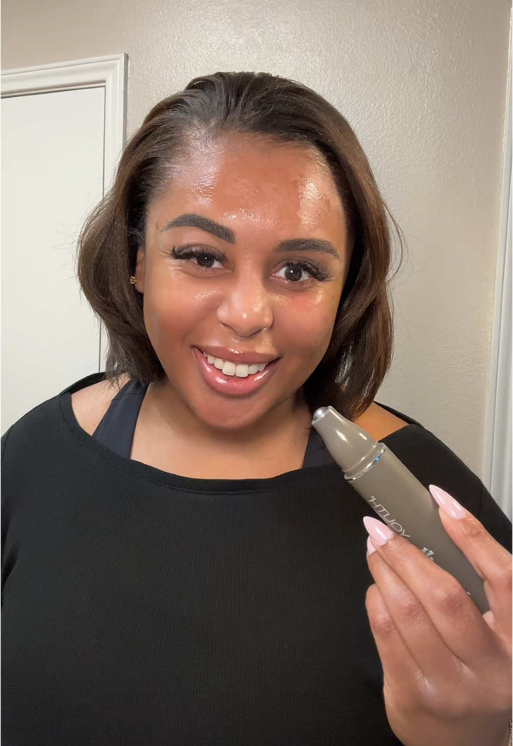 Peptide wands have become my secret skincare weapon!⁣ ⁣ These wands are formulated with Power8 Peptide Blend. The stainless steel rollerball applicator helps reduce puffiness, lift, and sculpt facial contours, and a patent-pending polyphenol blend supports healthy collagen.⁣ ⁣ I’ve lost 70 pounds and what this has done for my neck and jaw area… is undeniable!🤯⁣ ⁣ Comment 𝗪𝐀𝐍𝐃𝐒 and I’ll send you my 15% off link! ⁣ ⁣ #wands #botox #skincare #skincareroutine #nontoxic #cleanbeauty
