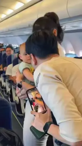 pramugari gendong dedek bayi.!!  #pramugarisuperairjet #pramugariindonesia #pramugaricantik #fypシ゚viral🖤tiktok 