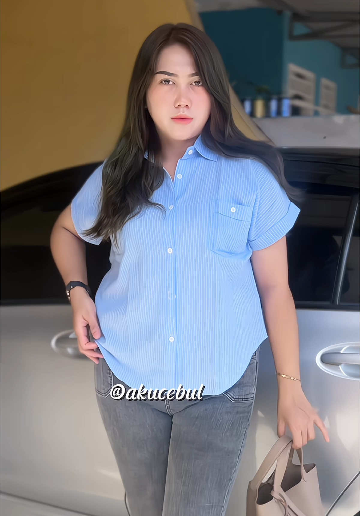 love banget sama kemeja ini 🤩🥰 cuttingannya bkin keliatan makin sl!m   🫶🏻 #kemejawanita #bajuwanita #fashiontiktok #fyp 