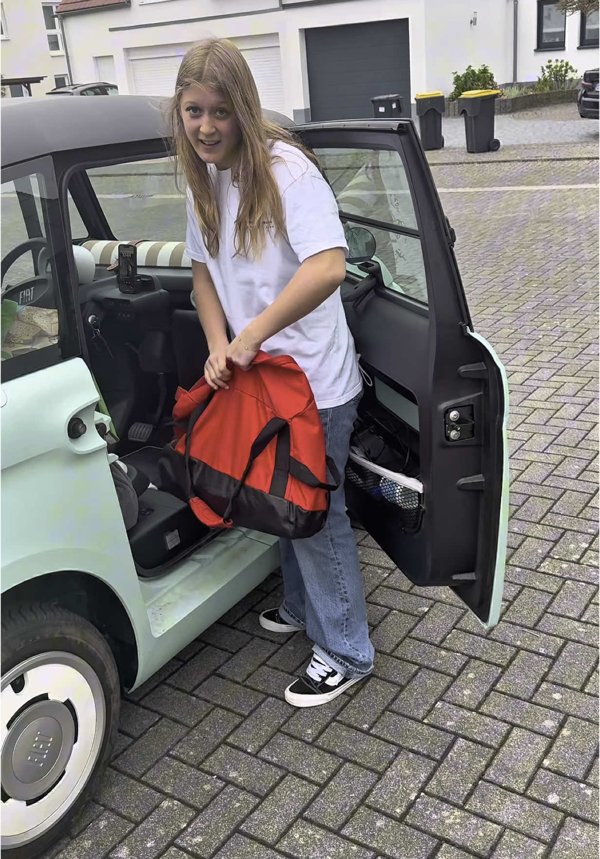 Da braucht man nicht zusagen, fährt langsam 😂😂😂😉🤭#leo #jugendvonheute #früherwarallesbesser #mobilität #mobil #auto #knutschkugel #partykugel #teenager #freiheit #familienleben #humor #unterhaltung #lol #real #reallife #familie #kinder #jugend #generations #😂 #😂😂 #😂😂😂 @leo 