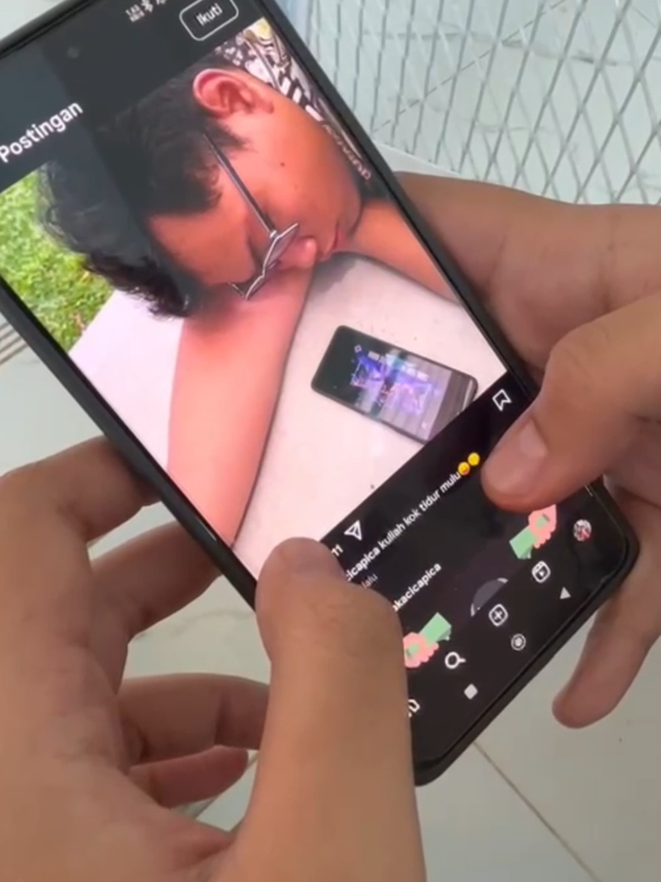 [LITERASI DIGITAL DAN KEMANUSIAAN] 📢 Pentingnya Etika Digital dalam Memposting Gambar 📷 Di era digital, membagikan gambar secara daring bukan sekadar aktivitas biasa. Sebelum mengunggah, pastikan: ✔️ Anda memiliki izin dari pihak yang ada di dalam gambar ✔️ Tidak ada informasi pribadi yang dapat membahayakan ✔️ Konten tidak menyinggung, merugikan, atau mempermalukan siapa pun Mari ciptakan ruang digital yang aman dan bertanggung jawab. Video ini guna memenuhi tugas UTS mata kuliah Literasi Digital dan Kemanusiaan. Dengan dosen pengampu bapak Bagas Kurnianto, M.Pd. kami dari kelompok 8 rombel A 2024 dengan anggota: 1. Annisa Luthfiyanti (2401050005) 2. ⁠Annisa Nurul Azizah (2401050009) 3. ⁠Devandha Erlangga Dewi (2401050011) 4. Bibit Puji Lestari (2401050019) 5. ⁠Ferdi Setiawan (2401050035) #EtikaDigital #LiterasiDigital #MediaSosialBijak #PrivasiOnline #EdukasiDigital