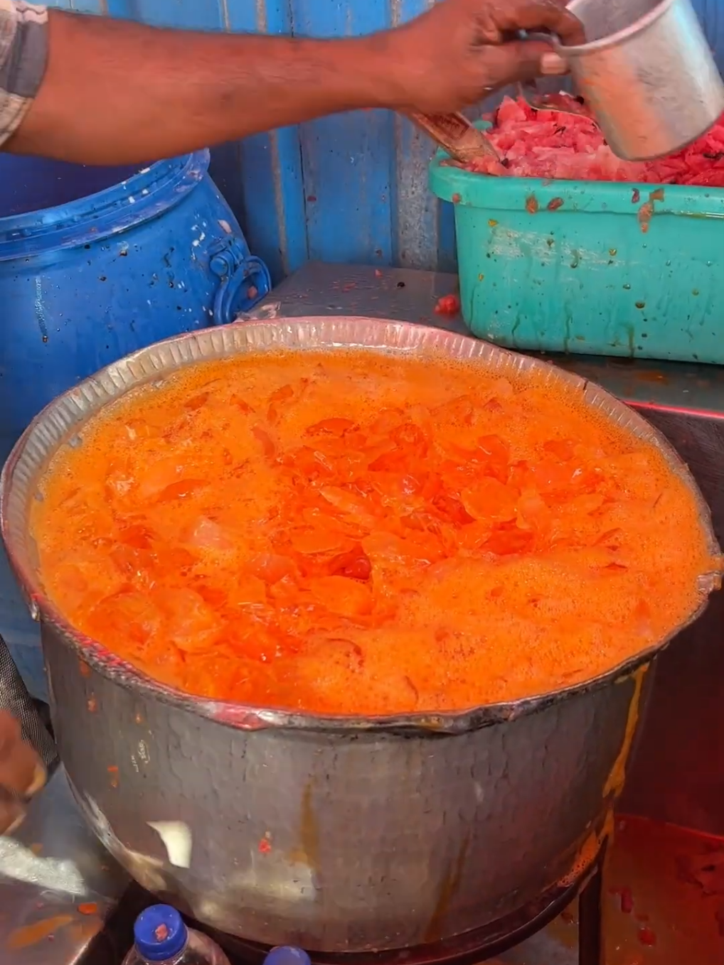 Garmi ka asli tod – Mumbai ka thanda thanda Tarbooz Sharbat! 🍉❄️ #Foodie #foodbloggers #trending #mumbaifood #indianstreetfood 