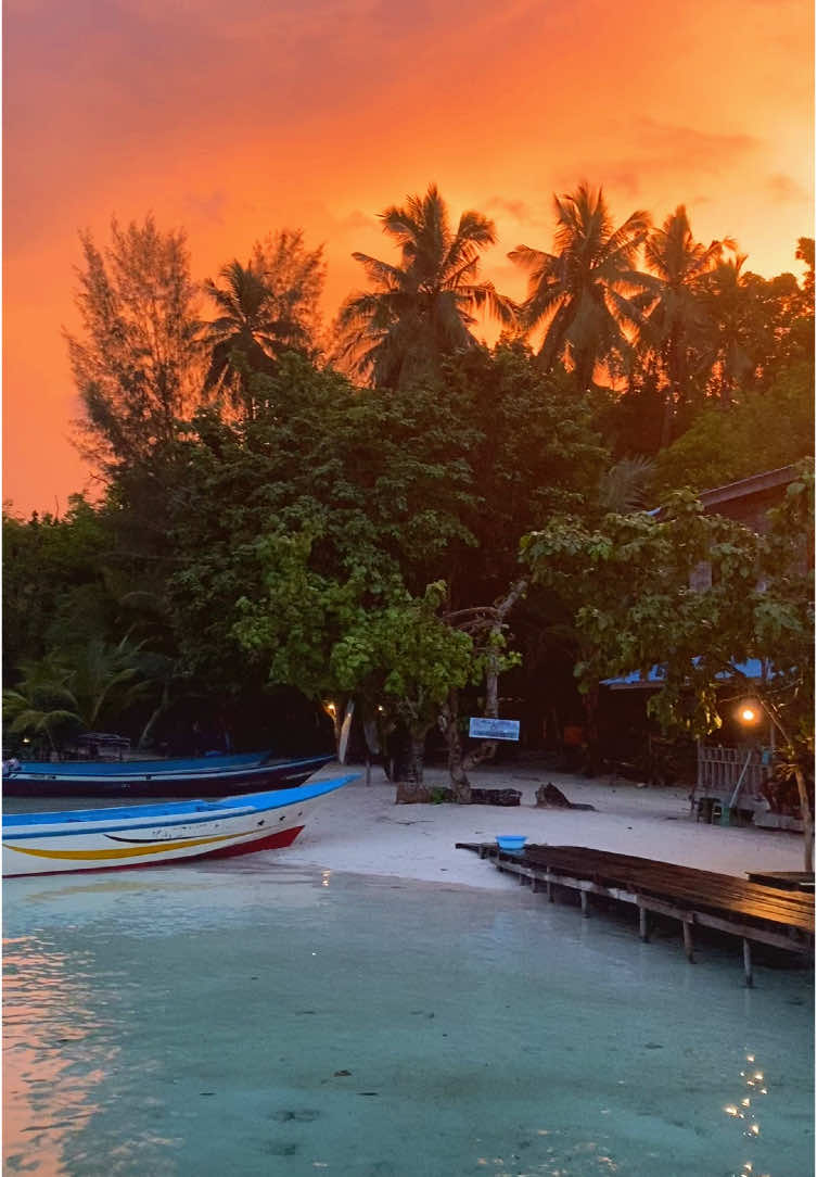 Beser Bay Homestay, Raja Ampat 📌 #sunset #rajaampat #wonderfullrajaampat #tourguide #guidelife #rajaampatislands #indonesia🇮🇩 #insta360acepro #westpapua🇨🇺 #fyppppppppppppppppppppppp 