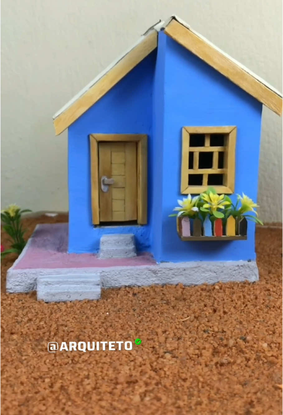 Casa pequena moderna bem devidida