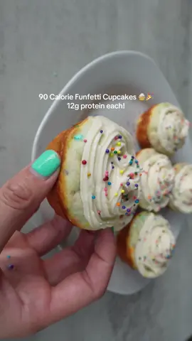 FUNFETTI CUPCAKES 🧁🎉 Nutrition (1 cupcake): 91 cals, 12P, 9C, 0.5F Ingredients: (makes 6): -28g ​@pescience vanilla protein powder (discount code FIT15) -20g all purpose flour -14g coconut flour -5g fat free white chocolate pudding mix -10g @swervesweetie monkfruit sweetener  -5g baking powder -100g nonfat Greek yogurt -100g egg whites -40g unsweetened applesauce -5g sprinkles Frosting: -25g @pescience vanilla protein powder (discount code FIT15) -20g @swervesweetie powdered sugar -5g fat free white chocolate pudding mix -60g nonfat Greek yogurt -3g sprinkles  -1-3 tbsp cold water Directions: -Preheat the oven to 350F -Mix the dry ingredients for the cupcakes together, then add the wet (mix in the sprinkles last) -Spray a muffin tin with cooking spray (can also use liners) and divide batter into 6  -Bake for 15-17 mins, and while that’s baking, mix the ingredients for the frosting together (add the cold water slowly, 1 tbsp at a time until desired consistency is reached) -Let the cupcakes cool completely, the frost (I used a frosting bag with tips, can also use a regular ziplock bag) -Top with sprinkles, then enjoy 😍🧁 #highprotein #lowcalorie #macrofriendly #pescience #proteincupcakes #lowcaloriecupcakes 