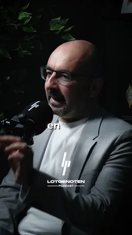 In deze aflevering gaan we samen met Edin Mujagic terug naar een cruciaal moment: het jaar 1971, het jaar waarin de goudstandaard werd losgelaten. Wat gebeurde er precies, waarom was dit zo’n keerpunt, en waarom heeft dit vandaag de dag nog steeds enorme impact op jouw portemonnee? We bespreken hoe deze gebeurtenis het financiële systeem fundamenteel heeft veranderd, welke gevolgen dat nu nog heeft, en wat dit betekent voor de toekomst van de economie. Tot slot deelt Edin praktische en toepasbare kennis over hoe jij je als ondernemer of belegger kunt wapenen tegen een systeem dat al sinds 1971 wankelt. Benieuwd naar de financiële realiteit achter de schermen?  Check de aflevering morgen om 07:00 op Spotify & YouTube 🚀