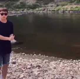 weirdphysics. Mutiple stone skipping 🤩. Follow @clipzzz4321 for more!🧠 #fyp #viral #physics #stone #skipping #fypシ 
