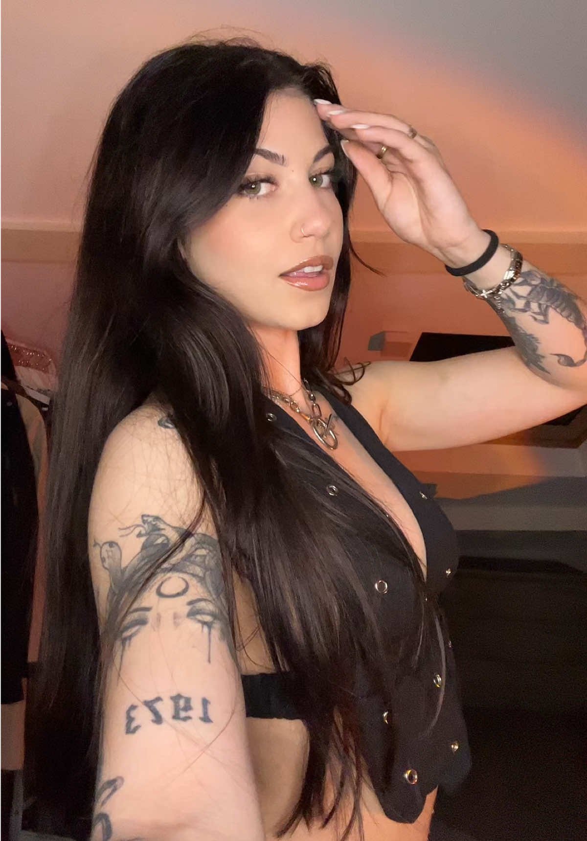 I know you want to…🤪 #fyp #viral #techno #tektok #technomusic #technolovers #techtok #technogirl #groove #technooutfit 