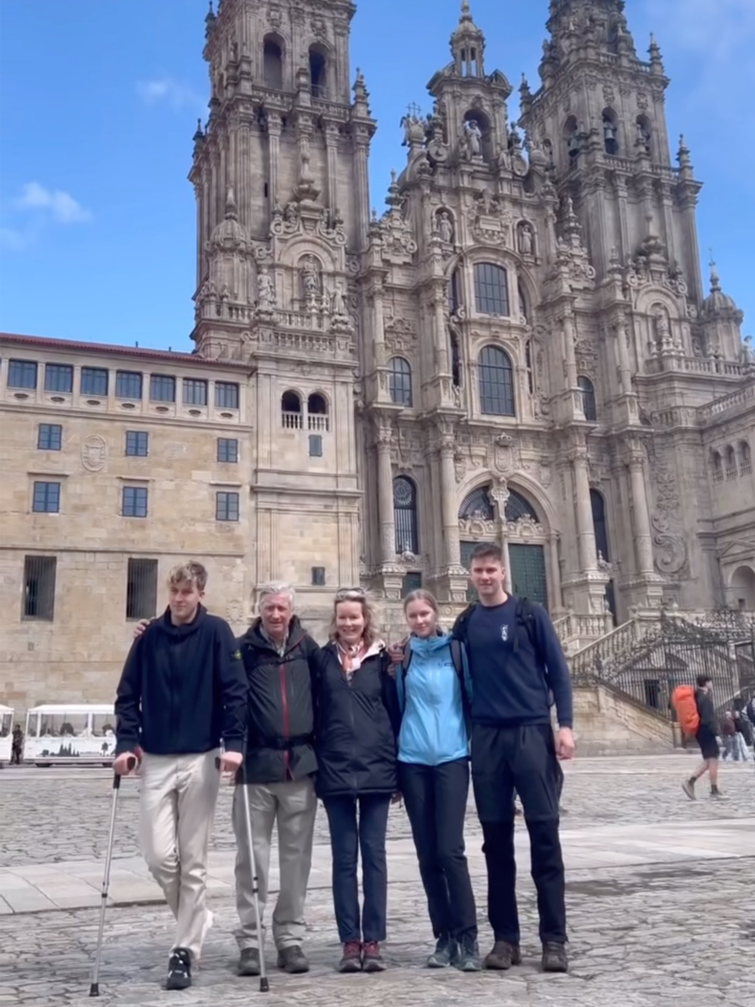 👑 Desde 2017, la Familia Real belga recorre cada año, en Semana Santa, un tramo del Camino de Santiago. Este 2025, su peregrinación llega a su fin en la emblemática plaza del Obradoiro y la majestuosa catedral de Santiago. 🌿✨ #VAroyal #casarealelga