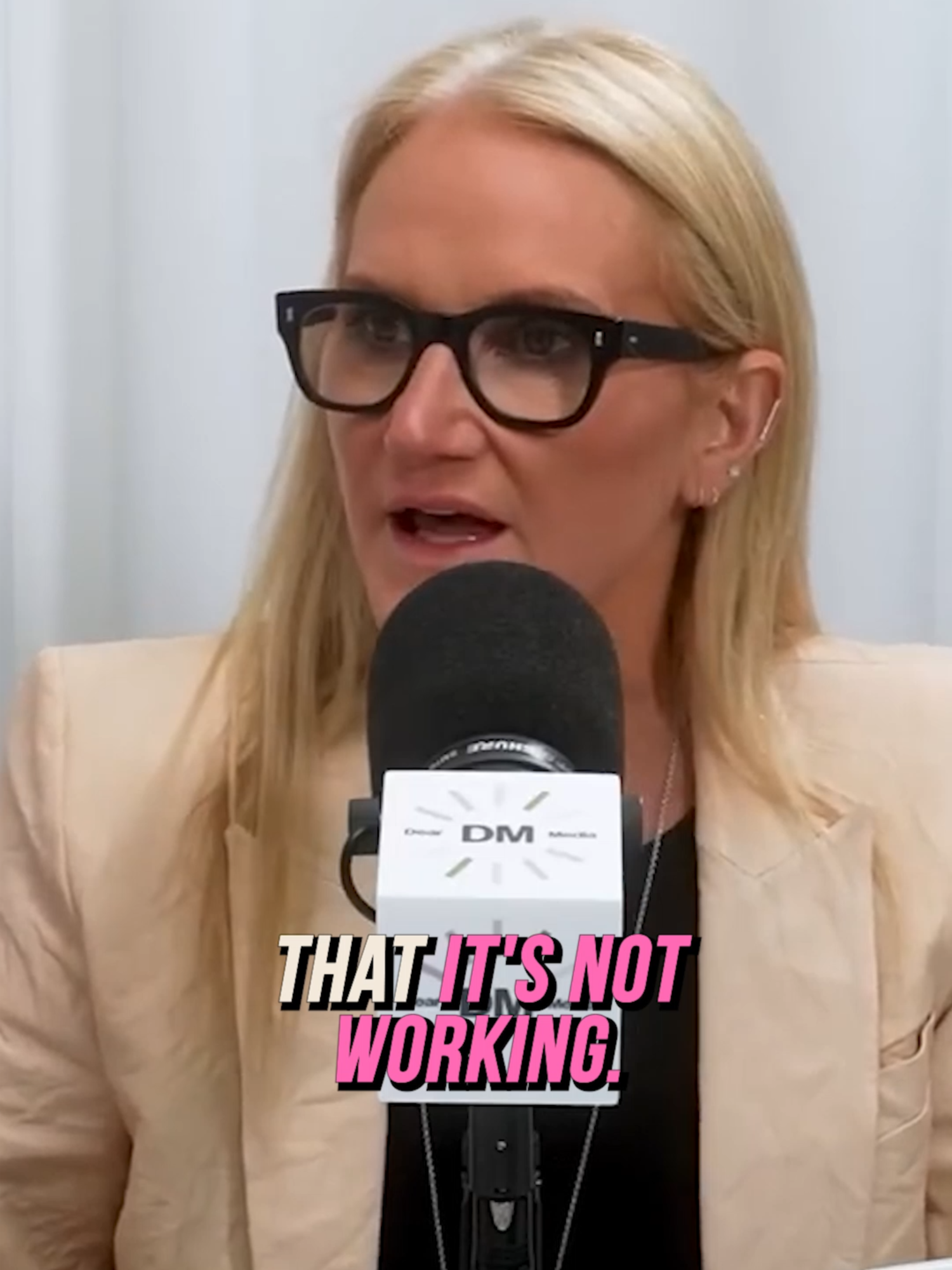 @melrobbins candid POV on dating apps - do you agree?? 🤔💔 #datingadvice #datingcoach #melrobbins #singlelife