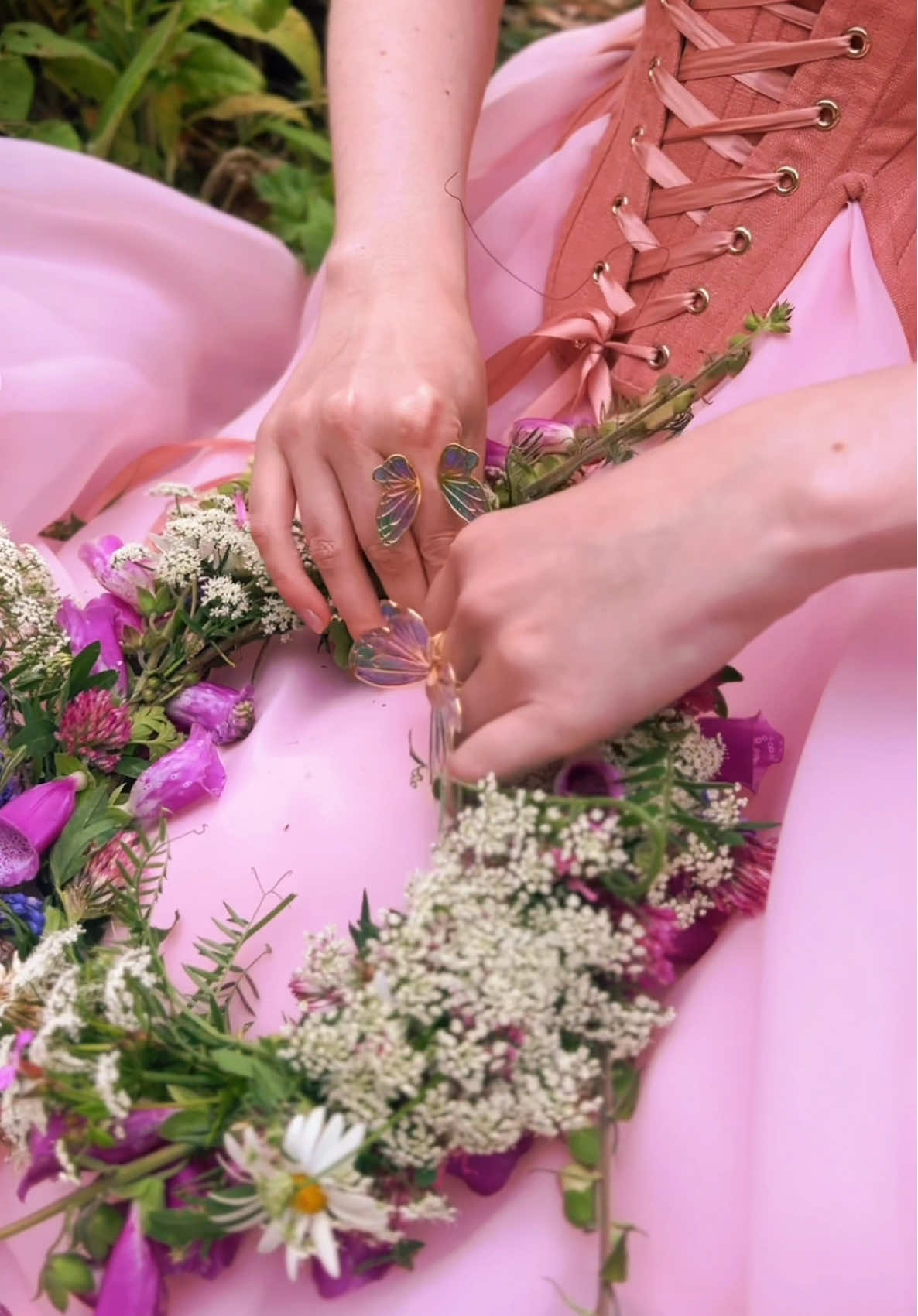 can’t wait for all the AI comments because apparently I move my hands awkwardly 🤷‍♀️ even though the point of my posts is to capture & celebrate nature 🌸🌸🌸 #flowercrown #cottagecore 