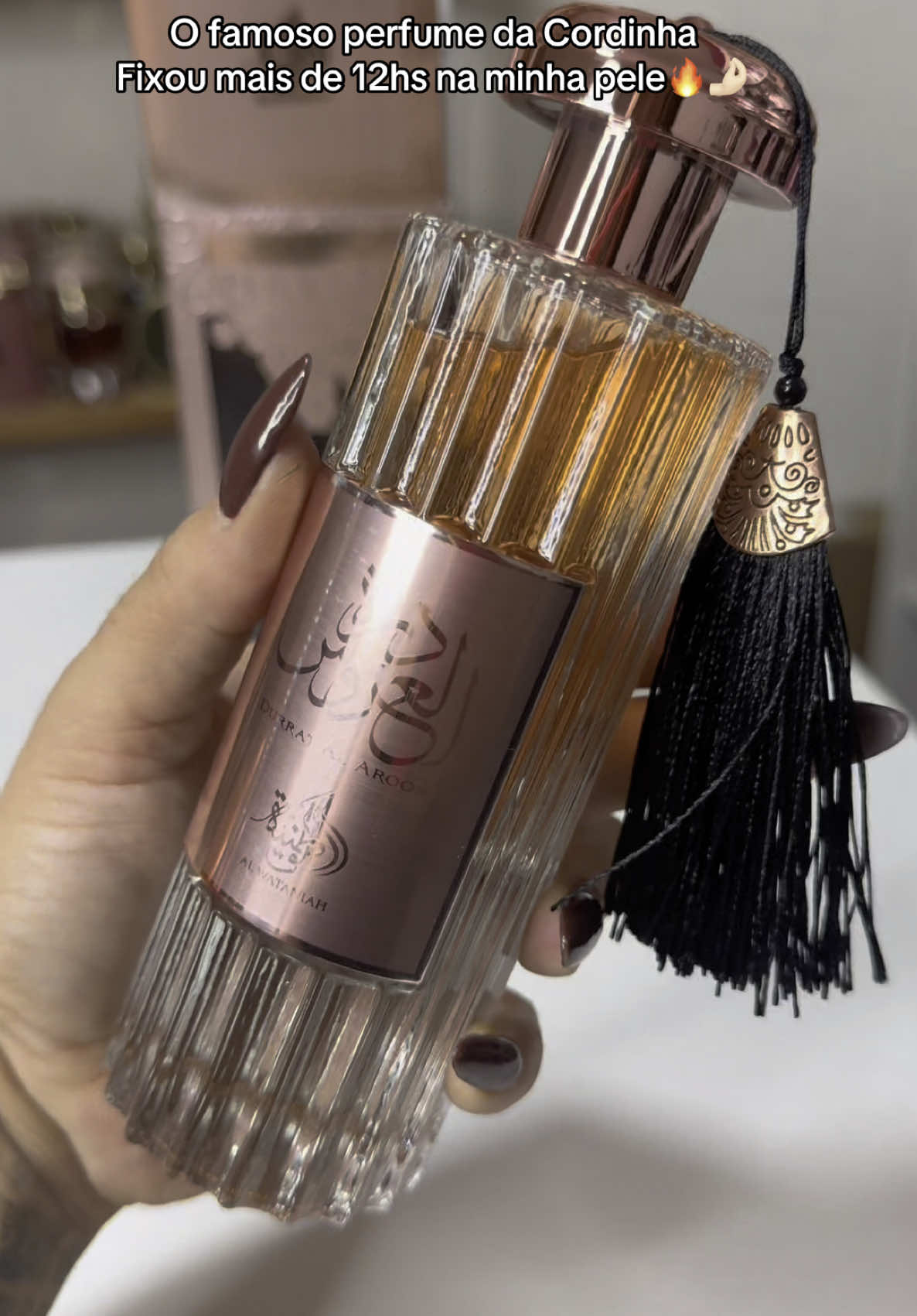 Durrat – o famoso perfume da cordinha! Fixação mil de 10, projeção absurda e um rastro que anuncia sua chegada antes mesmo de você aparecer. Elegante, sedutor e inesquecível. Se você ama perfumes intensos que arrancam suspiros… esse aqui vai ser seu novo vício! Lacrado 100ml: R$299,90 Fracionado 5ml: R$39,90 #perfumearabefeminino #perfumearabe #postviral #cheirosa #novidades #perfumes 
