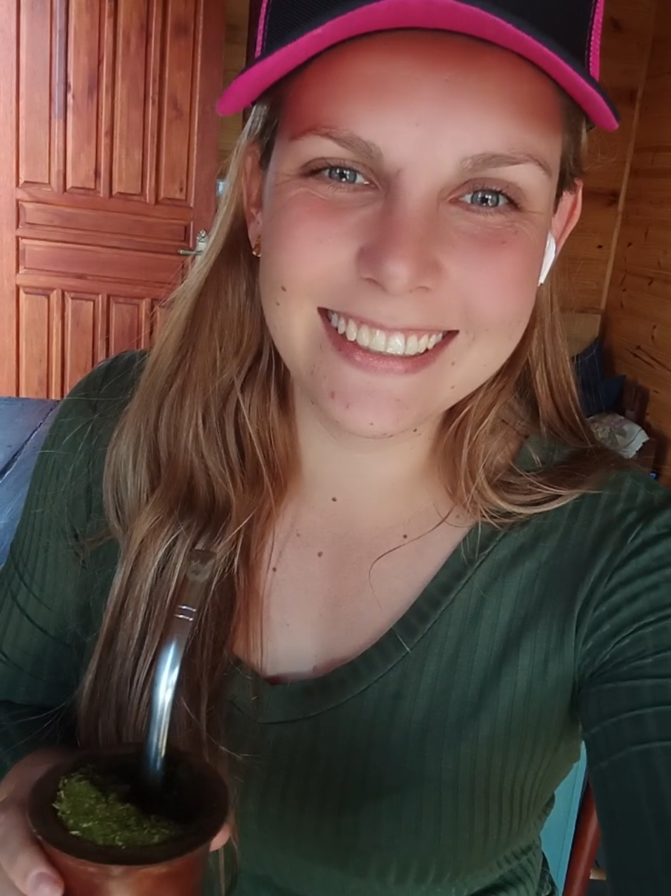 Falando um pouco de mim, já que tem muita gente com curiosidade kkk morar na roça e ter uma vida com os animais é maravilhoso, virei uma agro girl quem diria 😅 #creatorsearchinsights #viralvideos #rocaafazenda #riograndedosul #pecuária #pastagem #pecuariabrasil🇧🇷🐂🐂🐂🐂 #agropecuaria #agro #viralvideos #paty #cowgirl #agrogirl 