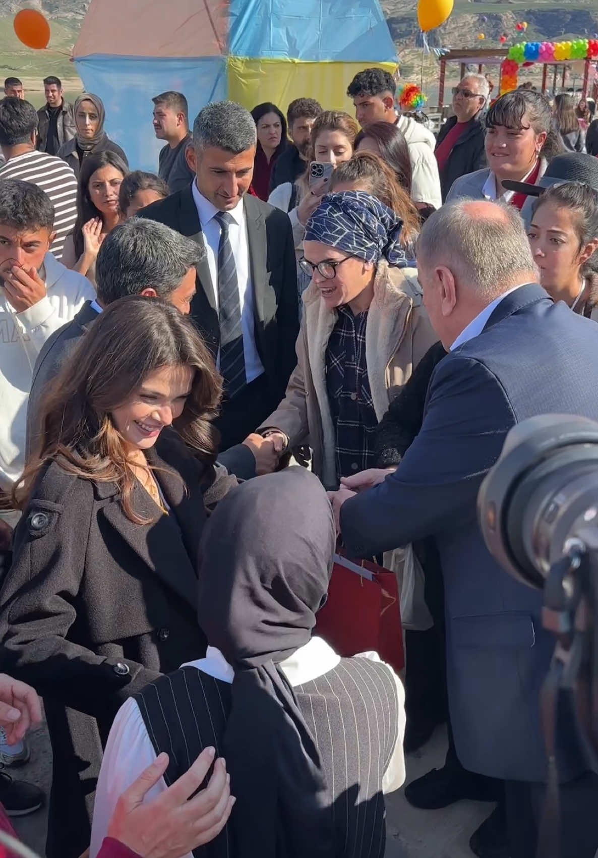 Midyat’ta Anlamlı Etkinlik: Özel Kardeşler “Uzak Şehir” Dizi Setinde Midyat Kaymakamı Ömer Faruk Özdemir ve Belediye Başkanı Veysi Şahin, anlamlı bir sosyal sorumluluk projesine imza atarak Midyat Engelsiz Yaşam Merkezi’ndeki özel bireyleri, hayallerini gerçekleştirmeleri için “Uzak Şehir” dizisinin setine götürdü. Etkinlik kapsamında özel kardeşler, dizinin başrol oyuncuları Ozan Akbaba ve Sinem Ünsal başta olmak üzere, yapım ekibiyle bir araya gelerek unutulmaz anlar yaşadı. Set ortamını yakından görme ve oyuncularla tanışma fırsatı bulan özel bireyler, büyük bir mutluluk yaşadı. Kaymakam Ömer Faruk Özdemir yaptığı açıklamada, “Toplumsal farkındalık ve sosyal dayanışmanın en güzel örneklerinden biri olan bu etkinlik için emeği geçen başrol oyuncuları Ozan Akbaba ve Sinem Ünsal ile Uzak Şehir dizisinin tüm ekibine teşekkür ederiz,” ifadelerini kullandı. Midyat Kaymakamlığı, Midyat Belediyesi ve Engelsiz Yaşam Merkezi’nin koordinasyonuyla gerçekleşen bu anlamlı ziyaret, katılımcılar kadar dizi ekibi için de duygusal ve özel bir deneyim oldu. #midyat #EngelsizYaşam #uzakşehir #SosyalSorumluluk #OzanAkbaba #SinemÜnsal #midyat #mardi̇n