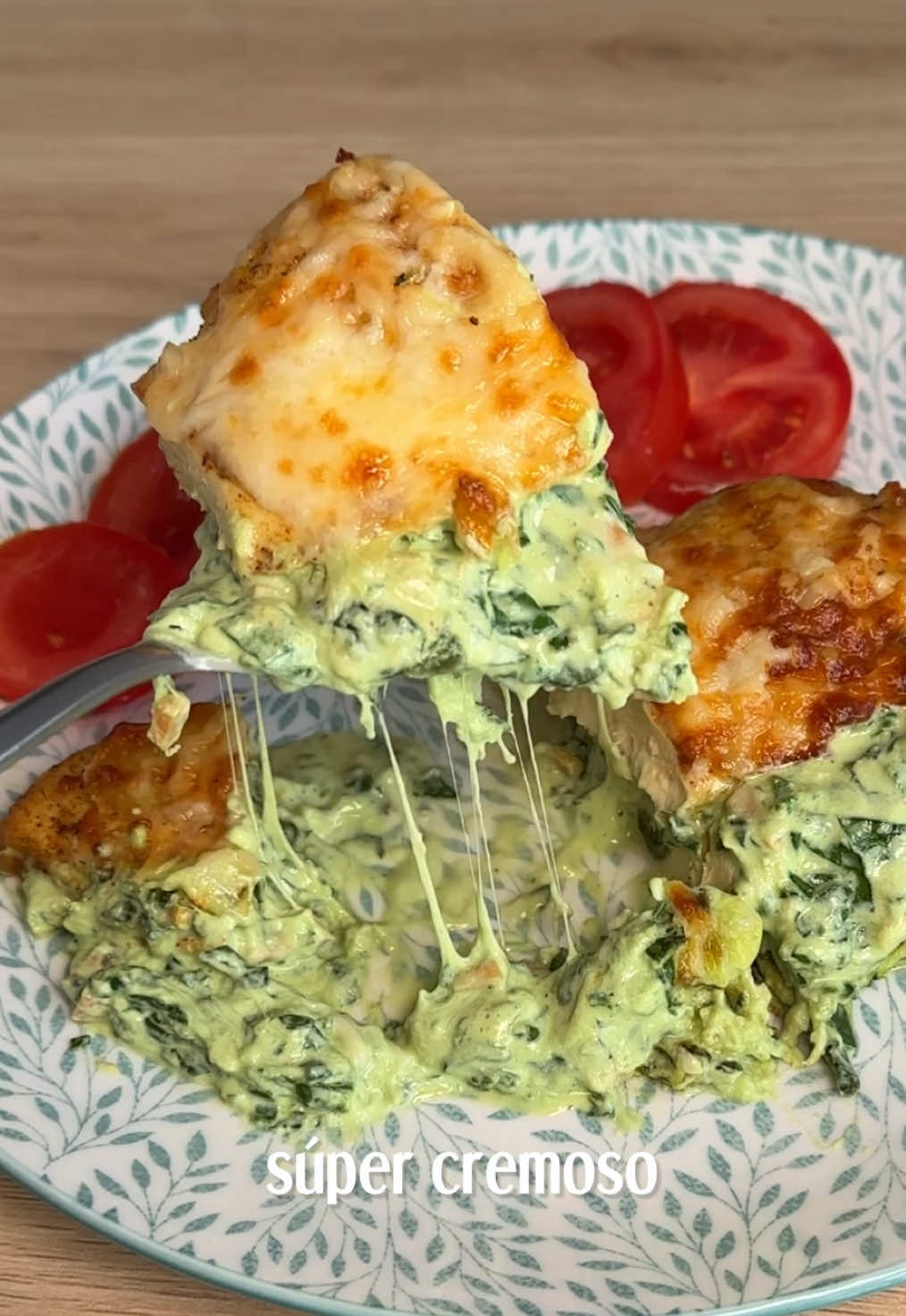 POLLO RELLENO CREMOSO 🍗 INGREDIENTES: ▪ 1 pechuga de pollo grande ▪ 75g de espinacas frescas ▪ 1/2 zanahoria rallada ▪ 2 cdas de queso crema (aprox. 40g) ▪ 75g de queso rallado (el que más te guste) ▪ Especias al gusto: ajo en polvo, cebolla en polvo, pimentón dulce, romero, tomillo, orégano, pimienta negra, sal ⏳ Tiempo: 20 min | 🌡 Temperatura: 180°C en air fryer 1️⃣ Corta la pechuga de pollo por la mitad en forma de libro, sin separarla completamente. 2️⃣ Sazona bien por dentro y por fuera con las especias. 3️⃣ Mezcla en un bol las espinacas picadas, la zanahoria rallada, el queso crema y 50g del queso rallado. 4️⃣ Rellena el pollo con la mezcla y cierra bien con palillos o hilo de cocina si es necesario. 5️⃣ Cocina en la air fryer a 180°C durante 20 minutos. 6️⃣ A mitad de cocción, añade por encima el resto del queso rallado para que gratine.  #recetasfaciles #pollo #queso #airfryer #recetas #pollos #queso #cenasaludable #pollorelleno
