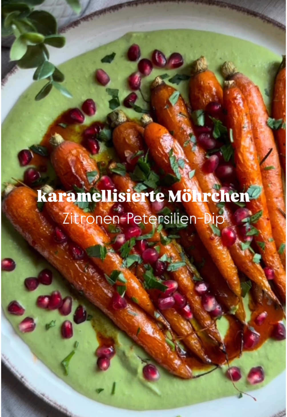 Gebackene, karamellisierte Möhren auf einem Zitronen-Petersilien-Dip Zutaten: 1 Bund Möhren Olivenöl Thymian Rosmarien Salz Pteffer Für die Marinade: 1 EL Olivenöl 1 EL Ahornsirup 1/2 TL Paprika 1 gepresste Knoblauchzehe Für den Dip: 100 g weiße Bohnen 1 große Handvoll Petersilie Saft 12 Zitrone 1 EL Tahini Etwas Kreuzkümmel Salz Pfeffer Zubereitung: Möhren vom Blattgrün trennen und gründlich putzen. Mit O1, Salz, Pfeffer marinieren und für ca. 30 Min bei 180 Grad in den Ofen geben (je nach gewünschtem Gargrad etwas länger oder kürzer). Alle Zutaten für den Dip in einen Mixer geben und alles gut mixen bis ein cremiger Dip entsteht. Möhren aus dem Ofen nehmen und die Marinade drüber geben. Alles gut vermischen. Anschließend den Dip auf einem Teller verstreichen und die Möhren darauf verteilen. #gesundeernährung #antientzündlicheernährung #gesunderleben #eigenfürsorge #schnellerezepte GANZHEITLICHE GESUNDHEIT ERNÄHRUNG ENTGIFTUNG 