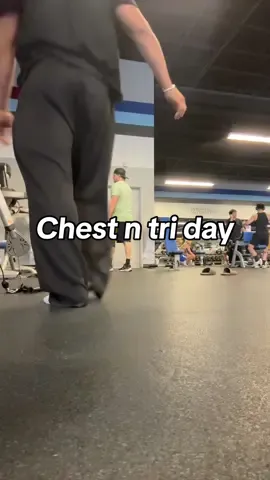 This is from a long ass time ago before yall ask 😭  #fyp #gym #Fitness #chestworkouts #chestday #workout #triceps #gymvlog 