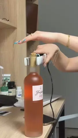 Wine + dinner = winner ✨ #lifehacks #winers #bottleopenerhack #straightener #dc #fyp 