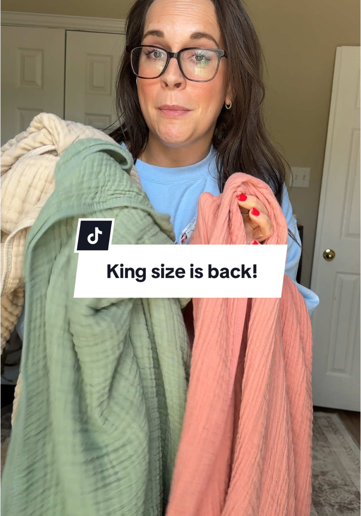 Replying to @Beth_Bryant a few colors are restocked in the king size! 🙌🏻 @Yoofoss Direct #muslinblanket #muslin#swaddle #throwblanket #kingblanket #bedding#beddingdecor #blankets #blanket#tiktokshopcreatorpicks #tiktokshopmothersday #tiktokshopfinds #treasurefinds #yoofoss#throw  #cottonblanket #cotton 