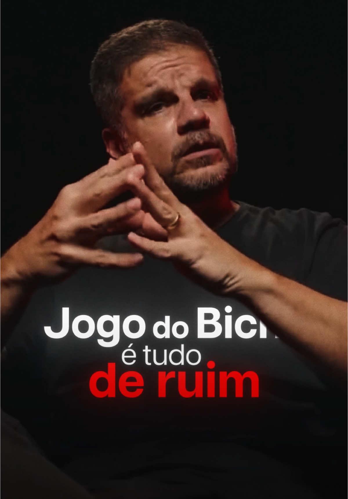 O jogo do bicho é tudo de ruim: a principal máfia do Brasil, que move uma engrenagem de violência e corrupção. Ele financia campanhas políticas, disputa territórios e deixa um rastro de mortes.  O recente atentado a um bicheiro no Rio é apenas um exemplo do quão profundo e perigoso esse sistema é. Apesar de muitos ainda o tratarem como algo banal, a verdade por trás dessa prática é muito mais sombria e devastadora. Você conhecia esse lado sombrio do jogo do bicho? Comenta aí! #crimes #tropadeelite #bope #policia #rodrigopimentel 
