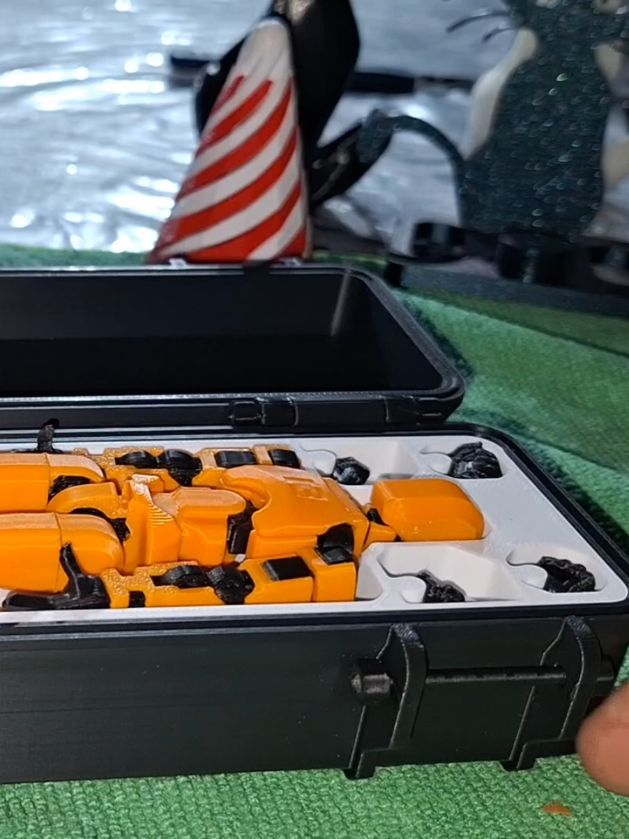 Largamos un poco el Simu, y les muestro el otro Hobby, que se está convirtiendo de a poco.... en un Emprendimiento. A Este #dummy13 impreso en #ABS , hoy le imprimí esta caja rígida qué además, de tener 2 niveles para guardar los accesorios debajo.... Me asegura de que los envíos lleguen en perfecta condiciones a cada Cliente. Obviamente,  el #N°1 es para mi pero, ya podes hacer tu pedido y quedarte con el Número 2 😎🤙 》》 ¡Decíme que no está tremendo! 《《 #print3d #desing #coleccion #coleccionista #muñecos 
