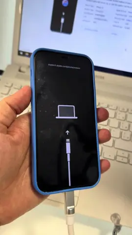 Como resolver o problema de senha esquecida no iPhone, lembrando que vai apagar todos os dados! Nós falamos sobre como resolver o problema de esquecimento de senha do iPhone. Primeiro, entramos no modo de recuperação pressionando os botões de volume e o botão liga/desliga. Então, baixamos o aplicativo 3U Tools, selecionamos a versão correta do iOS e usamos o modo de flash rápido para reinicializar o dispositivo. Isso remove a senha, mas não exclui o iCloud, então você ainda precisa ter acesso ao e-mail e senha da sua conta do iCloud. #gophoneunique #assistenciatecnica #assistenciatecnicavalinhos #mayconid #reparodeiphone #appleirp #assistenciavalinhos