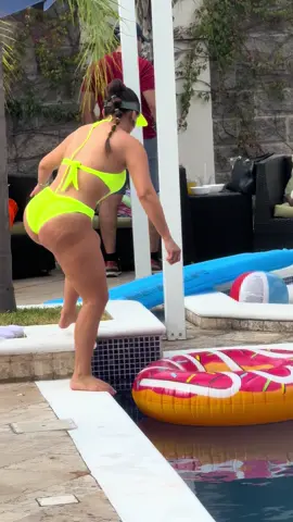 #HCHEntretenimiento | 🏊‍♀️🌊Lo que #MilagroFlores hace por una foto 🫣🐠🐙