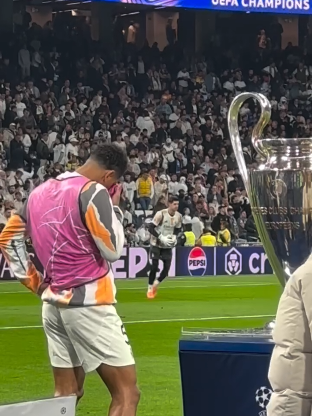 Everyone talked about Real Madrid’s remontada against Arsenal, but in the end, they lost 2-1 and the trophy slipped away from the Bernabéu. Bellingham’s sadness was evident #funny #fyp #viral_video 