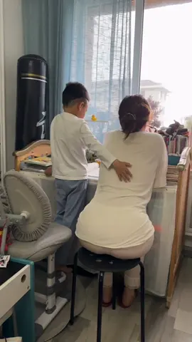 妈妈耐心的教兒子作业，#带娃 #兒子 #fyp #辣妈 #mother #母子家庭 #紧身裤 #瑜伽裤 #辅导作业 