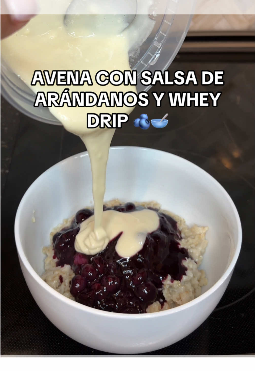 Las medidas son a tu gusto y en vez de salsa de arándanos puedes ponerle frutos rojos congelados y así queda deli también 😋🫶 #avena #avenasaludable #blueberrycompote #wheydrip #comidafit #desayunosaludable #highprotein 