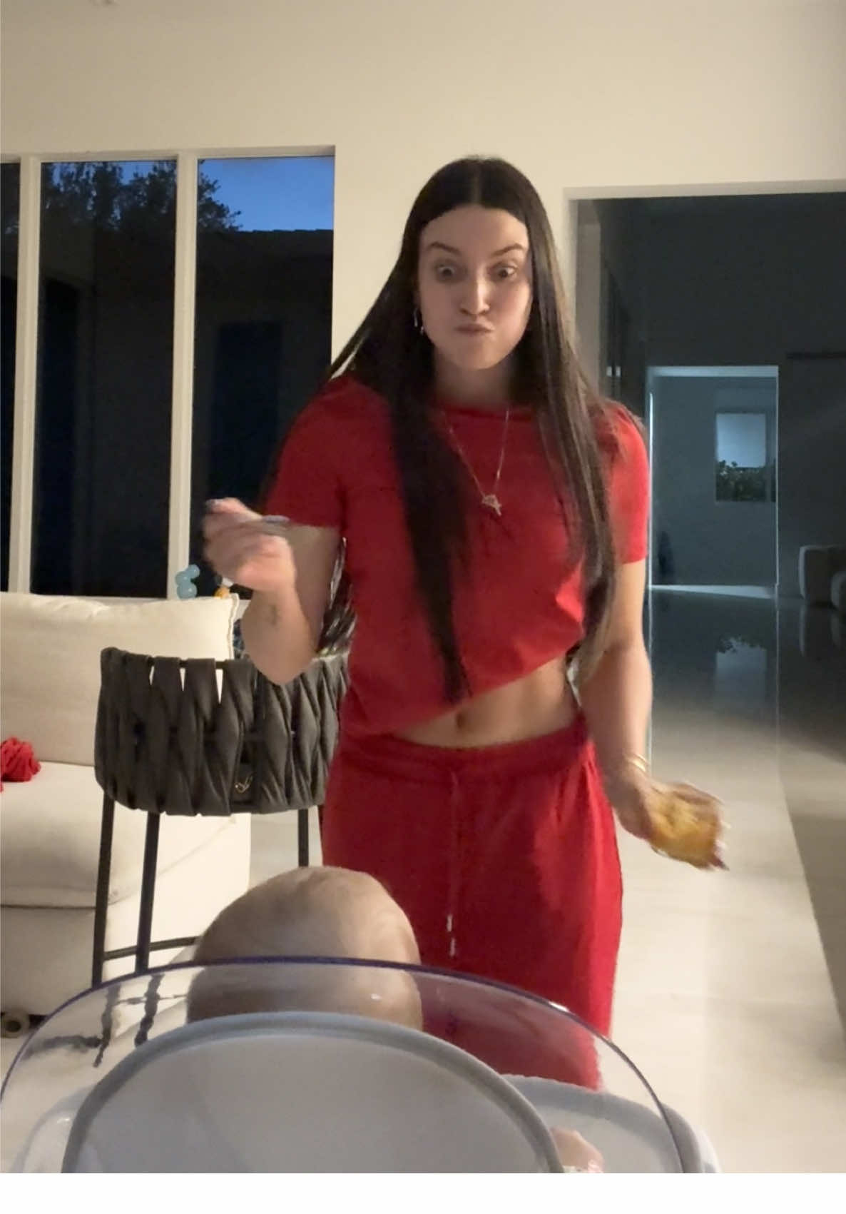 yo en mi tercera gira mundial y Aiunii esperando que le de la comida 😂❤️‍🩹