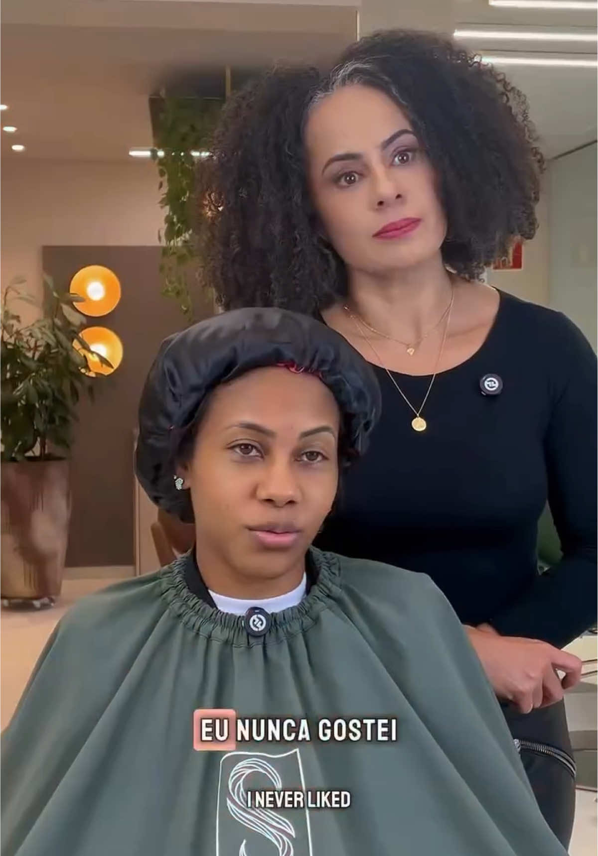 Ela entrou quietinha, com a touca cobrindo tudo. Disse que preferia assim… que era melhor esconder do que encarar. Mas a verdade é que por trás daquela touca tinha uma história. De dor, de medo… mas também de coragem. A Gisele não veio só cortar o cabelo. Ela veio se encontrar. E quando o espelho devolveu a imagem dela inteira, natural, linda, foi como ver uma flor desabrochando. Elogios são muito bem vindos! ♥️