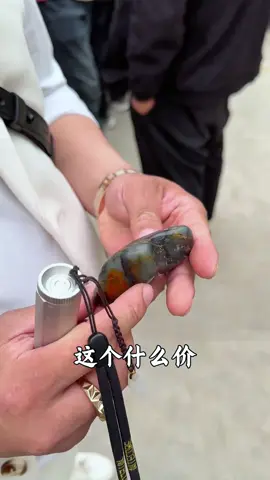 兄弟们，今天又玛丽艳巴扎收玉，今天这块龙牙形沁料，料子非常完整一口气打开门的东西，太香了#和田玉 #珠寶玉石 #翡翠 