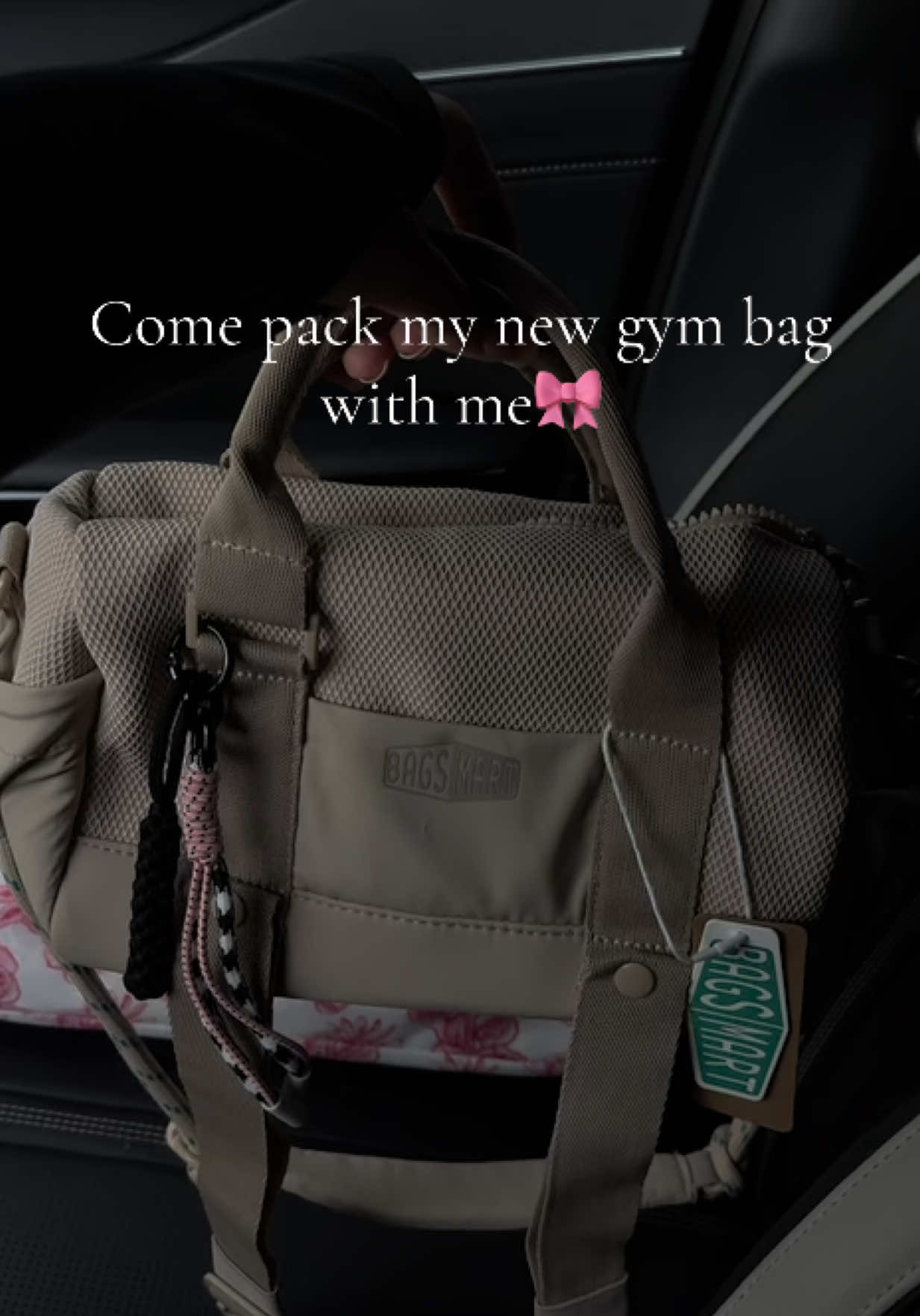 Just the essentials! A peek into what keeps me prepped for my workouts💕 #GymBagEssentials #FitLife #WorkoutReady #What’sInMyBag#FitnessGear #bagsmartgym#gymmotivation #SweatLife