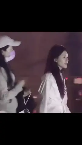 Triệu Lộ Tư cùng Tăng Lê và Nguỵ Tiếu đi ăn thịt nướng sau khi tan làm. Tất cả mọi người đều đang ở Bắc Kinh. Lộ Tư đang lồng tiếng cho phim 