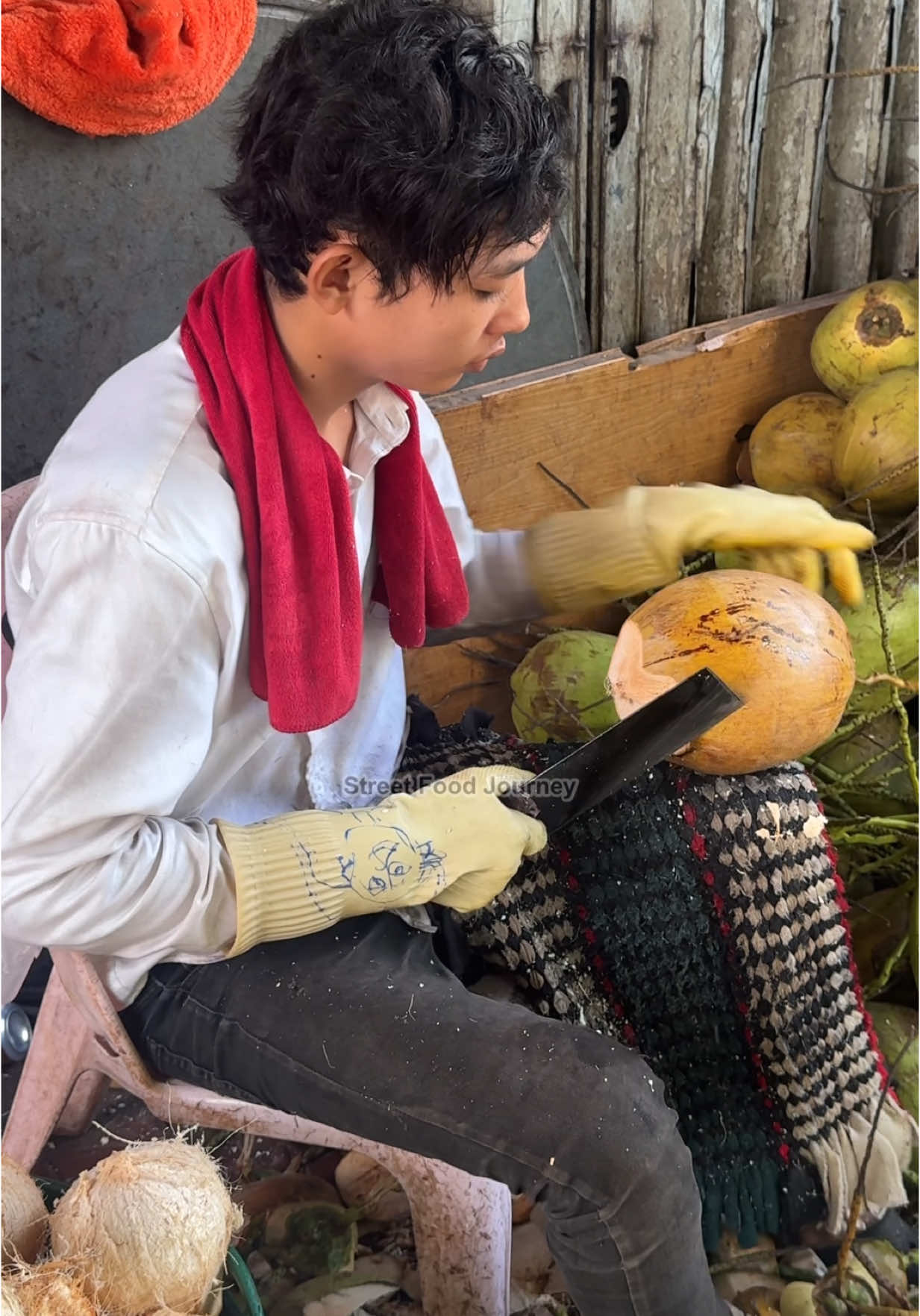 How Cambodian Cuts Coconut Beautifully 🔍 Business name   ចាហួយដូង មីមី 📍Address Phnom Penh, Cambodia  💵 Price  $ 1 USD #coconut #fruit #cambodia 