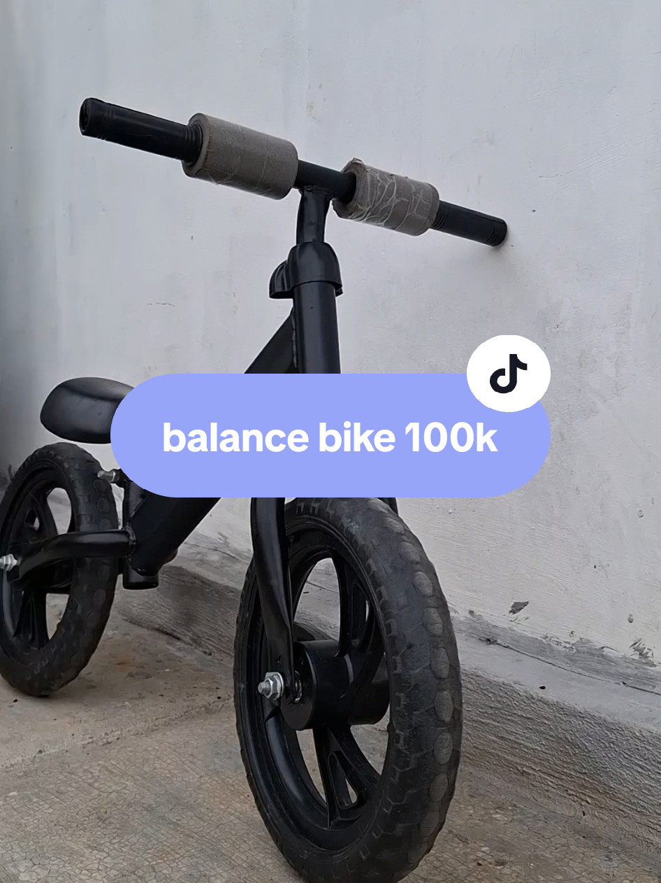 Balance bike (sepeda tanpa pedal) punya beberapa fungsi penting untuk perkembangan anak, terutama usia 2–5 tahun. Berikut manfaat utamanya: 1. Melatih Keseimbangan dan Koordinasi Anak belajar menjaga keseimbangan tubuh sambil menggerakkan sepeda dengan kakinya. Ini jadi dasar penting sebelum belajar naik sepeda roda dua. 2. Meningkatkan Kepercayaan Diri Karena anak bisa naik dan turun sendiri tanpa bantuan, mereka merasa lebih mandiri dan percaya diri. 3. Transisi Lebih Mudah ke Sepeda Gowes Anak yang sudah terbiasa dengan balance bike biasanya gak butuh roda bantu saat mulai pakai sepeda pedal. 4. Mengembangkan Kemampuan Motorik Kasar Aktivitas seperti mendorong, menyeimbangkan, dan mengarahkan setang bantu perkembangan otot dan koordinasi. 5. Aktivitas Fisik yang Menyenangkan Bantu anak aktif bergerak sambil bermain di luar rumah, yang penting untuk kesehatan dan tumbuh kembangnya. #balancebike #sepedaanak #viral #fypageシ #4u #fypage 