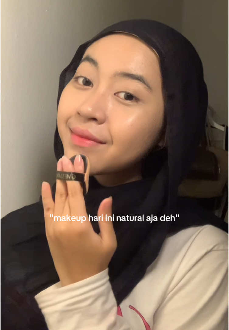 sering terjadi,niatnya natural pake mascara + lipstik aja ehh malah berakhir full makeup🙃 ada yg sama??☝🏻 #relate #relatable #makeup #fyp 