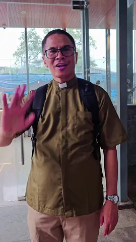 Terowongan Silaturahmi yang menghubungkan Masjid Istiqlal dan Gereja Katedral merupakan simbol toleransi dan kerukunan antar umat beragama. Terowongan ini juga menjadi wujud nyata dari semangat persatuan bangsa Indonesia.  Makna terowongan silaturahmi  Mempererat hubungan antar umat beragama Menciptakan interaksi yang lebih dekat antara kedua tempat ibadah Memperlihatkan bahwa perbedaan keyakinan tidak menghalangi persatuan Menjaga dan mempererat tali silaturahmi dan toleransi Mendukung semangat kebangsaan 