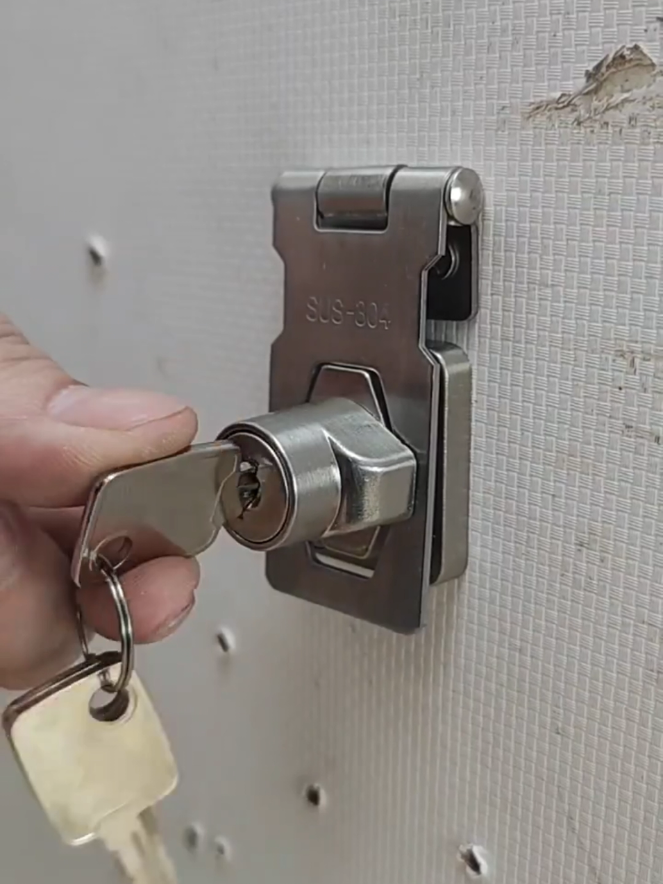 kunci pengaman hasp and staple lock pengait kunci dengan silinder kunci. bisa digunakan untuk mengamankan pintu lemari, laci, atau kotak penyimpanan, biasanya digunakan di rumah, gudang, atau kendaraan boks. #kunci  #kuncigembok  #lock  #kuncipengaman  #kuncipintu  #kuncilemari  #kuncilaci  #safetylock  #kunciantimaling  #hasplock  #kunciantimaling 