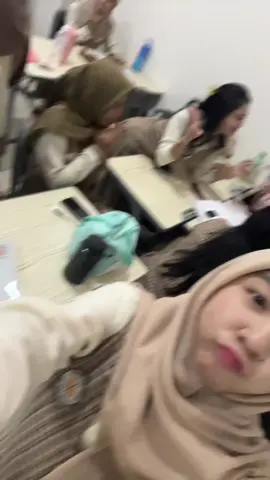 ngapain ngumpul begitu…🤦🏼‍♀️