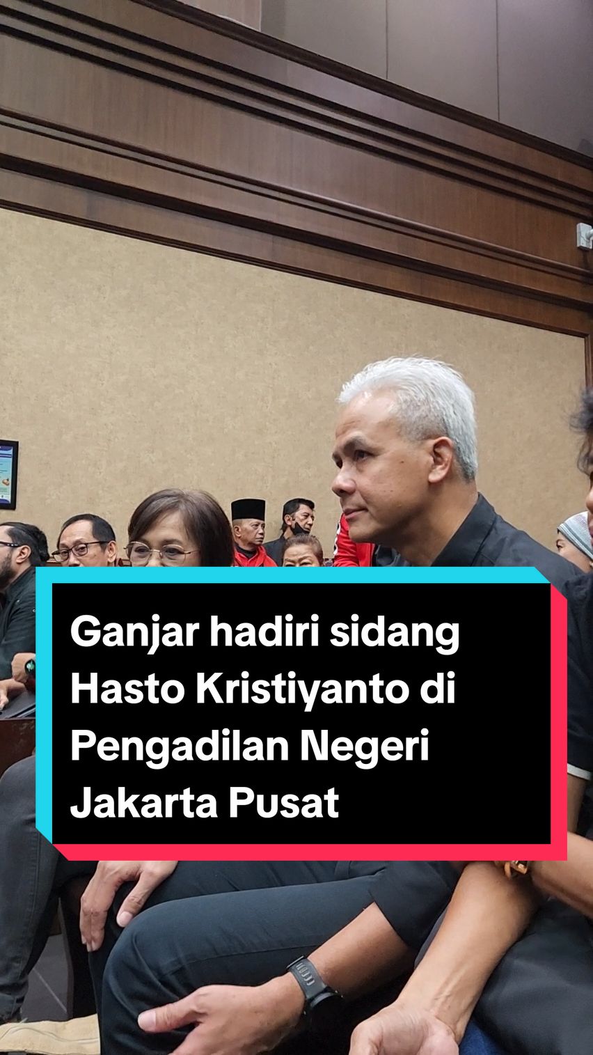 Ganjar Pranowo tampak hadir dalam sidang Hasto Kristiyanto di Pengadilan Negeri Jakarta Pusat. Agenda hari ini adalah mendengarkan keterangan saksi yang dihadirkan pihak JPU. #ganjar #ganjarpranowo #sidanghasto #hastokristiyanto #hasto #hastopdip #harunmasiku #viral #fyp #fypage 